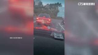 馬路當遊戲場嬉鬧　停紅燈跑下車「橫躺車後」