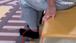 女子「踩球按摩」　童險放嘴裡　家長怒批噁心