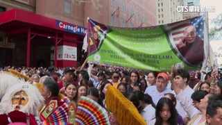 達賴喇嘛抵紐約接受膝蓋手術　追隨者喜迎