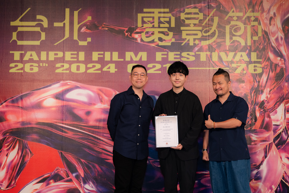 台灣導演協會代表林書宇（左）與九把刀將台灣導演協會推薦獎頒給《我心裡的太陽》奧山大史。(圖／台北電影節提供)