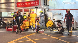 救命！　疑通緝犯躲警「跳水溝」卡住　開挖救人送醫