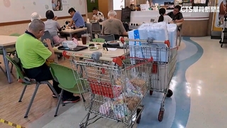 省電費？　賣場高溫害客滿身汗　員工怒：上班熱到中暑