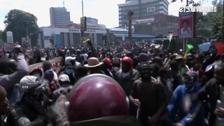 反加稅！　肯亞民眾闖國會　警射實彈.發射催淚瓦斯