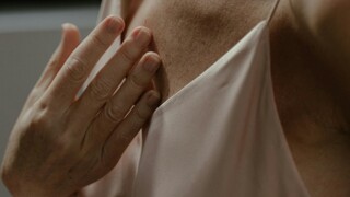 47歲女長期腰酸背痛、下肢無力　原因竟在「胸部太豐滿」