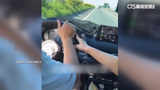 駕駛捧碗吃麵.副駕幫握方向盤　警：最高罰3.6萬