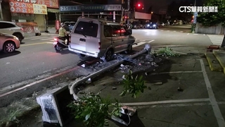 疑疲勞駕駛　廂型車「撞貨車再撞燈桿」巨響嚇壞人