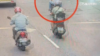 驚！　騎士載妻路過工地　「鋼筋」從天而降遭砸傷