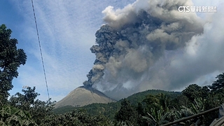 印尼火山一天噴2次！　火山灰驚竄900公尺天際