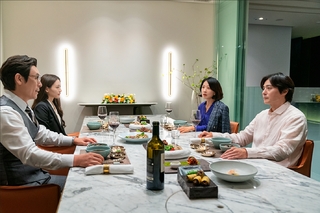 韓國愛情電影大師許秦豪攜《非普通家族》來台  曝金喜愛用功到讓導演也緊張