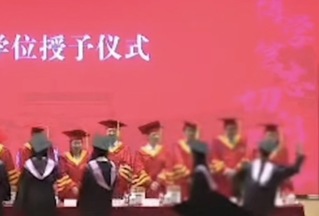 復旦大學畢典襲擊師長　台籍學生慘遭開除　申請北大研究所也被剔除名單