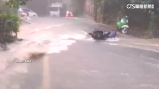 新北大暴雨！　新店永業路淹水泥流瀉　騎士人車慘摔
