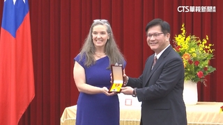 AIT處長孫曉雅將卸任　獲頒外交部「特種外交獎章」