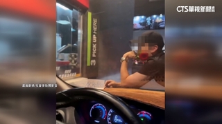 速食店車道奇觀！　「男趴引擎蓋」　愛的告白踢鐵板？