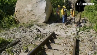 悚！巨大落石砸斷鋼軌　台鐵和仁至崇德再次中斷