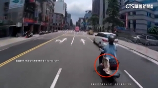 馬路驚魂！夏天騎車防曬　「長裙捲進風扇」卡路中