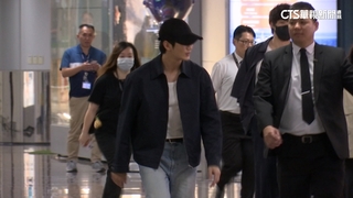 「白女婿」來了！金秀賢現身桃機　逾800粉絲尖叫接機