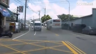 客運爆胎　女駕駛遭波及報警竟遭業者訕笑