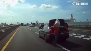 男子逆向肇事又脫序砸其他車　逃逸至今近2週