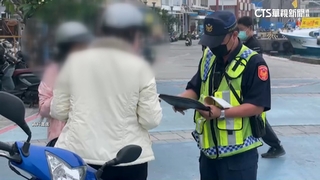抓違規！小琉球遊客多騎車　警暑假登島大執法