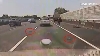 鐵製品散落國道　大貨車駕駛穿梭車陣冒險撿拾