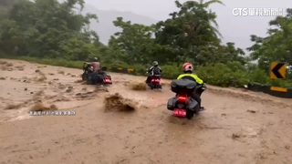 險！重機車隊跑山遇土石流險卡關　冒險涉水下山