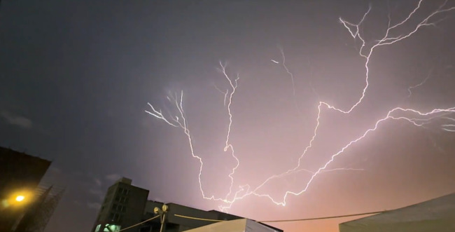 高雄天空超狂「閃電」引138萬觀看　網看呆：從來沒有看過這種天空 | 華視新聞