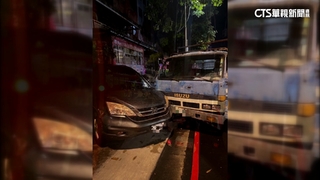 新北五股公車撞貨車「車頭毀」　3人受傷送醫