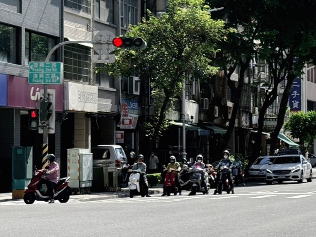 機車族夏季福音！　高雄縮短紅燈秒數　可少曬30秒太陽 | 華視新聞