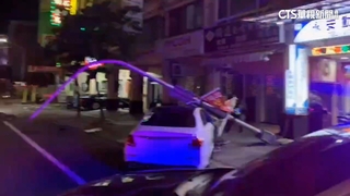 男駕車撞斷燈桿　後方2機車剎車不及慘摔