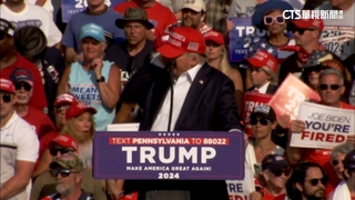 「神之轉頭」逃死？　川普造勢爆槍擊.右耳遭貫穿流血