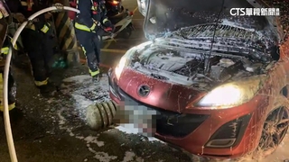又見「喪屍菸彈」！基隆男疑毒駕撞石墩　猛催油門火燒車