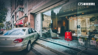 翁開車暴衝30公尺　撞飛郵筒噴藝品店「倒頭栽」