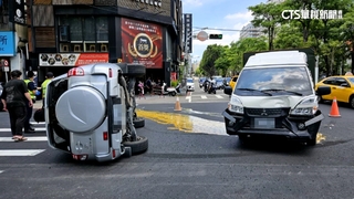 完「蛋」了！　休旅車.蛋車擦撞　蛋液灑路面「快烤熟」