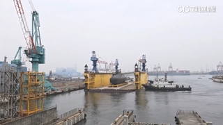 國造潛艦「海鯤號」出塢將裝魚雷　周邊海空全管制