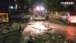 台水加壓試水爆管　馬路炸裂水柱狂噴一片泥濘