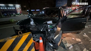 直直撞護欄！　駕駛救出無生跡送醫　目擊者：沒煞車