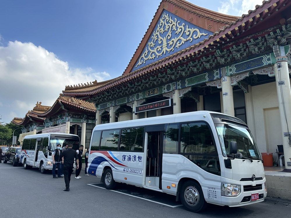 專車接送往返新北市立殯儀館及八里渡船頭。圖／新北市殯葬處提供