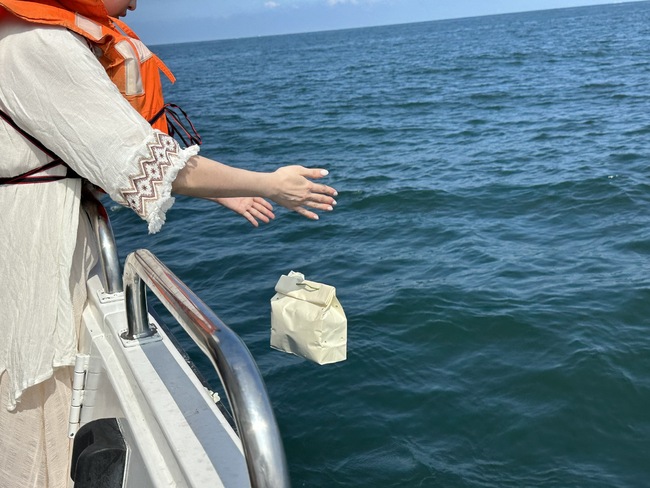 男跑船10年「熱愛海洋」　子女海葬讓他回歸大海懷抱 | 華視新聞