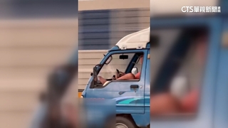 扯！　國道貨車駕駛腳「放」窗上　邊滑手機邊開車