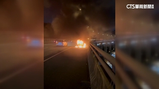 國1五楊高架轎車不明原因起火　駕駛乘客驚逃