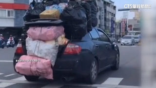 真移動城堡？　轎車捆滿回收物路上跑　警要開罰