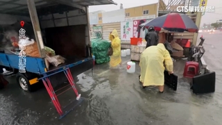 午後雷雨炸台南　永康水淹腳踝人孔蓋狂噴水