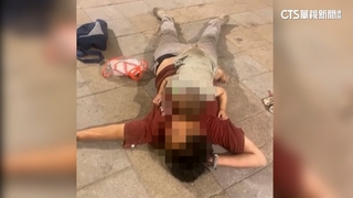 扯！母疑酒醉躺公園睡地板　小嬰兒趴胸前啼哭