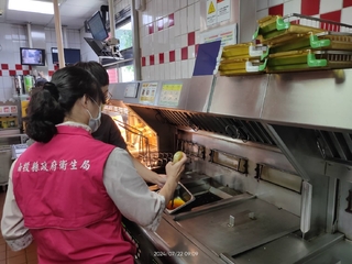 南投麥當勞「漢堡竟夾標籤紙」！網怨「不用把關？」　衛生局稽查限期改善