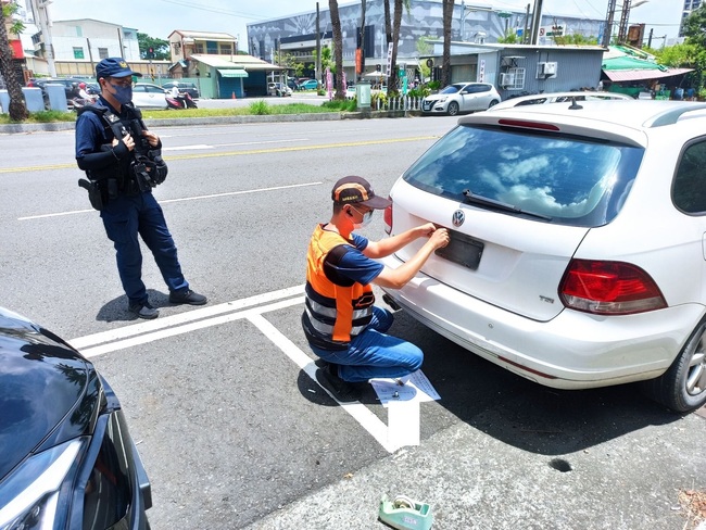 屏東霸王車「欠繳351張罰單」擺爛不管　下場慘遭拔牌 | 華視新聞