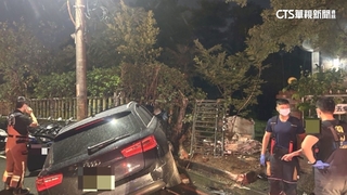 駕駛疑精神不濟自撞　車禍監視器畫面曝