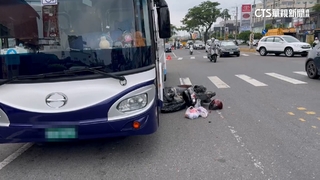 離奇車禍！　疑聯結車風切夾殺　騎士右偏撞公車