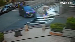 帶孩過馬路險遭撞！　民眾控警不受理　派出所致歉