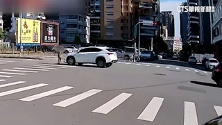 女無視紅燈硬闖挨撞　衰駕駛恐吞罰3.6萬