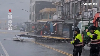 南方澳招牌不敵強颱砸落毀屋簷　幸無人傷